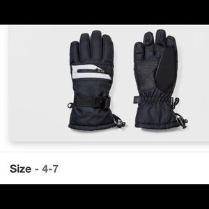 Boys ski gloves, ages 4-7, black.